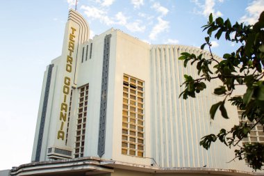  Arka planda mavi gökyüzü olan Goiania Tiyatrosu 'nun yan görüntüsü. Goiania 'daki Art Deco binası.