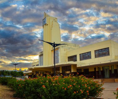 Goiania şehrinin Eski Tren İstasyonu 'nun tarihi mimarisi, şimdi de Frei Confaloni Müzesi, alacakaranlıkta bulutlu, altın bir gökyüzü.