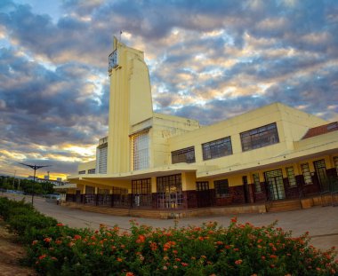  Goiania şehrinin eski tren istasyonunun görüntüsü, şimdi Frei Confaloni Müzesi, gün batımında güzel renkli bir gökyüzü..