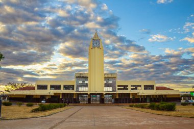Goiania şehrinin tarihi tren istasyonunun panoramik bir fotoğrafı, şimdi de Frei Confaloni Müzesi, alacakaranlıkta..
