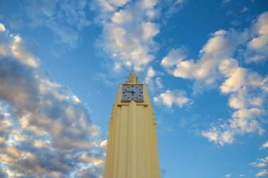 Goiania şehrinin eski tren istasyonunun kulesi, şimdi Frei Confaloni Müzesi, gün batımında güzel bir gökyüzü.