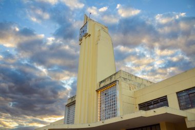 Eski Goiania Şehir Tren İstasyonu 'nun tarihi mimarisi, şimdi Frei Confaloni Müzesi, alacakaranlıkta, arka planda güzel renkli bir gökyüzü ile.