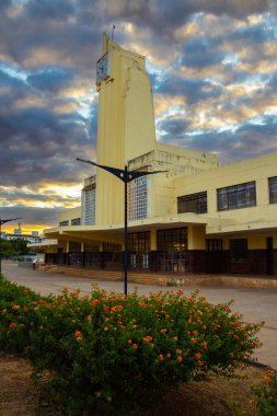 Frei Confaloni Müzesi, alacakaranlıkta ön planda bir çiçek bahçesiyle.
