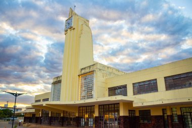 Goiania şehrinin eski tren istasyonunun tarihi mimarisi, şimdi de Frei Confaloni Müzesi, alacakaranlıkta..