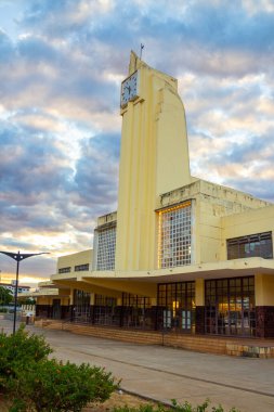 Eski Goiania Şehir Tren İstasyonu 'nun tarihi mimarisi, şimdi de Frei Confaloni Müzesi, alacakaranlıkta. Dikey resim.