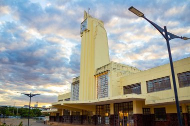 Goiania şehrinin eski tren istasyonunun tarihi mimarisi, şimdi de Frei Confaloni Müzesi, alacakaranlıkta..