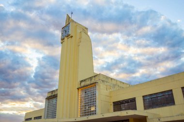 Eski Goiania Şehir Tren İstasyonu 'nun tarihi mimarisi, şimdi Frei Confaloni Müzesi, alacakaranlıkta, arka planda güzel renkli bir gökyüzü ile.