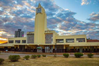 Goiania şehrinin eski tren istasyonunun tarihi mimarisi, şimdi de Frei Confaloni Müzesi, alacakaranlıkta..