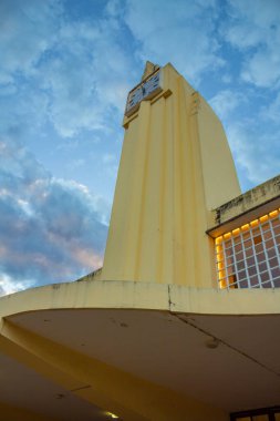 Goiania şehrinin Eski Tren İstasyonu 'nun tepesinin detayları, şimdi de Frei Confaloni Müzesi, alacakaranlıkta..