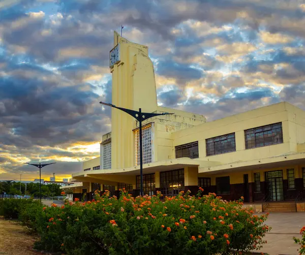 Goiania şehrinin Eski Tren İstasyonu 'nun tarihi mimarisi, şimdi de Frei Confaloni Müzesi, alacakaranlıkta bulutlu, altın bir gökyüzü.