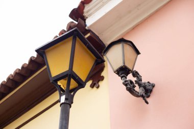 Brezilya 'da tarihi bir şehir olan Goias şehrindeki barok-sömürge tarzı bir evin açık hava alanı için halka açık bir aydınlatma direğinin ayrıntıları.