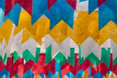 Renkli kumaş bayraklarla çevrili teller..