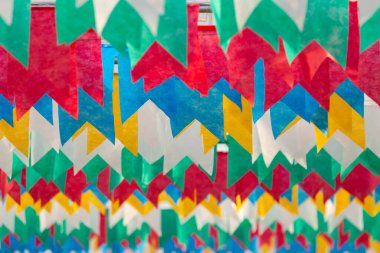 Bayraklı Haziran festivali süslemeleri. Ya da Aziz John bayramı. Tipik bir Brezilya festivali. Sınırlı odak.