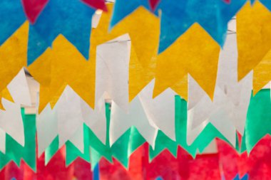 Festa Junina ya da Aziz John bayramı için iplere asılı renkli flamalar. Tipik bir Brezilya festivali.