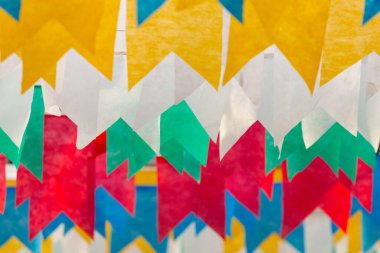 Sıraya dizilmiş renkli kumaş bayrakları. Festa Junina veya Festa de So Joo. Tipik bir Brezilya festivali. Sınırlı odak.