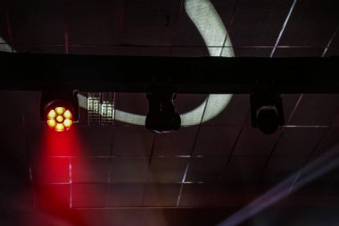  Sahne ışıkları, bir tiyatronun karanlık tavanında ışıklar ve ışık yansımaları..