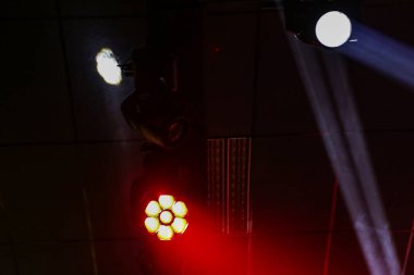 Beyaz ve kırmızı ışıklı sahne ışıklarının olduğu bir set..