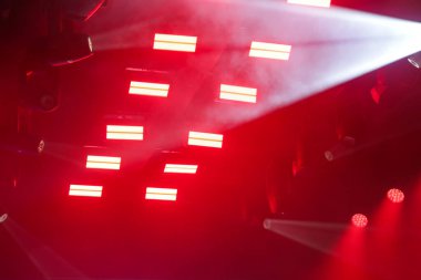 Kırmızı ve beyaz ışık demetleriyle sahne ışıklarının bir seti..