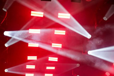 Kırmızı ve beyaz ışık demetleriyle sahne ışıklarının bir seti..