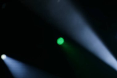 Bulanık yeşil ve beyaz parti ışıklarının ayrıntıları. Karanlık bir odada parlak ışıklar. Kopyalama alanı olan arkaplan resmi.