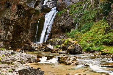 Estrecho şelalesi. Ordesa Doğal Parkı. Huesca-- İspanya