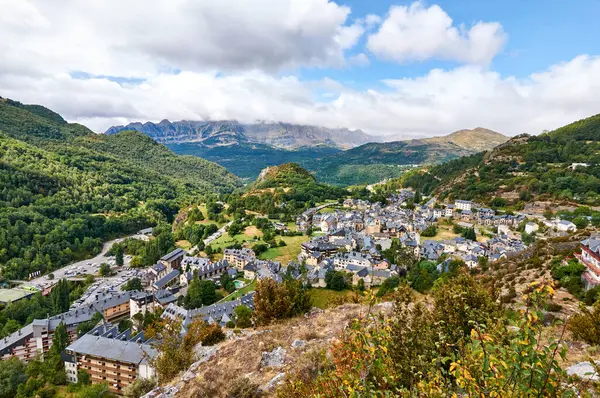 Dağlardan Panticosa 'nın manzarası. Huesca, İspanya