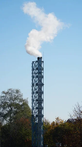 Bílý Kouř Kotelny Pozadí Modré Oblohy Koncepce Změny Klimatu Domácí — Stock fotografie