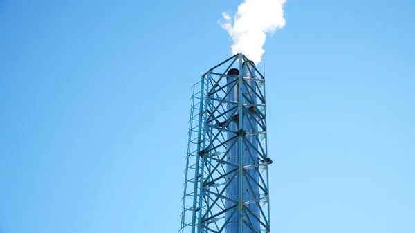 Biały Dym Kotłowni Tle Błękitnego Nieba Koncepcja Zmiany Klimatu Ogrzewanie — Zdjęcie stockowe