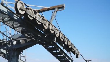 Kayak merkezindeki teleferik makara. Kayak kaldırma istasyonunda dev makara tekerleği. Kayak asansörünün tekerleği. Kayak merkezindeki teleferik mekanik makaralar..