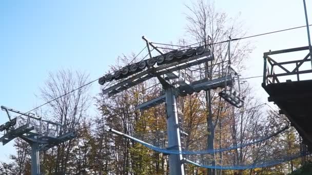 在滑雪胜地主持机械滑轮的升降 滑雪升降站的巨大滑轮 滑雪车的主升力轮 滑雪场的机械滑轮 — 图库视频影像