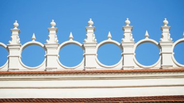 Kale dekorasyon elemanları. Gökyüzünün arka planına karşı gotik kemerler. Mimari elementler, antik kemerler, sütunlar, pencereler ve açıklıklar.