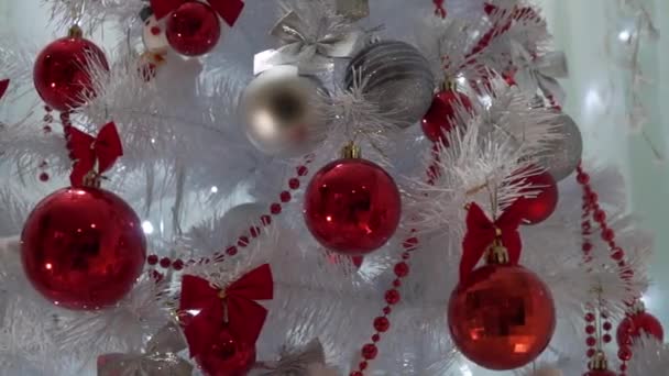 Nytt Julkort Röda Julbollar Hänger Vita Grankvistar Kamerarörelse Glänsande Girlanger — Stockvideo