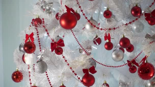 Neujahr Weihnachtskarte Rote Weihnachtskugeln Hängen Weißen Tannenzweigen Kamerabewegung Strahlende Girlanden — Stockvideo