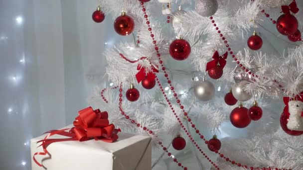Nieuwjaar Kerstkaart Rode Kerstballen Hangen Aan Witte Sparren Takken Camera — Stockvideo