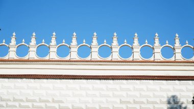 Kale dekorasyon elemanları. Gökyüzünün arka planına karşı gotik kemerler. Mimari elementler, antik kemerler, sütunlar, pencereler ve açıklıklar.