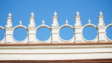 Kale dekorasyon elemanları. Gökyüzünün arka planına karşı gotik kemerler. Mimari öğeler, antik kemerler, sütunlar, pencereler ve açıklıklar. Polonya, Przemyssl