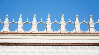 Kale dekorasyon elemanları. Gökyüzünün arka planına karşı gotik kemerler. Mimari öğeler, antik kemerler, sütunlar, pencereler ve açıklıklar. Polonya, Przemyssl
