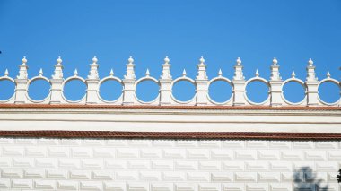 Kale dekorasyon elemanları. Gökyüzünün arka planına karşı gotik kemerler. Mimari öğeler, antik kemerler, sütunlar, pencereler ve açıklıklar. Polonya, Przemyssl