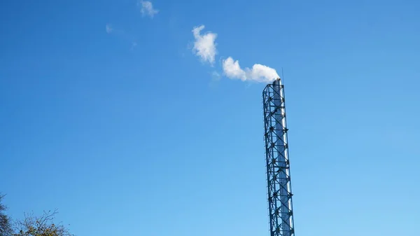 Fumaça Branca Sala Caldeira Tubo Contra Fundo Céu Azul Conceito — Fotografia de Stock