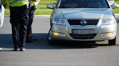- Trafik kazası. Hurda araba. Sokakta araba kazası, şehirde çarpışmadan sonra hasar gören otomobiller..