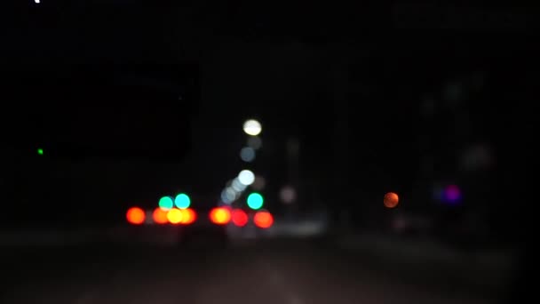 夜间路灯模糊了道路上汽车的防波堤 城市夜间交通背景 — 图库视频影像
