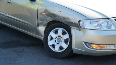 - Trafik kazası. Hurda araba. Sokakta araba kazası, şehirde çarpışmadan sonra hasar gören otomobiller..