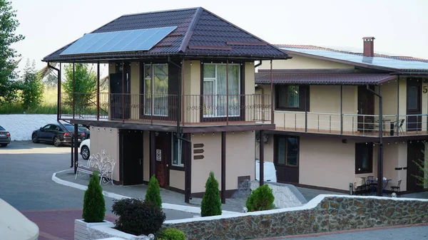 Sonnenkollektoren Auf Dem Hausdach Solarenergieerzeugung — Stockfoto