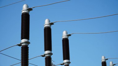 Elektrik santralinde yüksek ve düşük voltajlı trafo çalılıkları, elektrik yalıtımı ve elektrikli teçhizat. Elektrik teçhizatı istasyonda. n