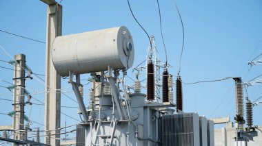Yüksek voltajlı trafo. Yüksek voltajlı güç transformatörü. Güç transformatörü. Elektrik teçhizatı istasyonda. n