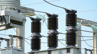 Elektrik santralinde yüksek ve düşük voltajlı trafo çalılıkları, elektrik yalıtımı ve elektrikli teçhizat. Elektrik teçhizatı istasyonda. n