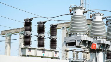 Elektrik santralinde yüksek ve düşük voltajlı trafo çalılıkları, elektrik yalıtımı ve elektrikli teçhizat. Elektrik teçhizatı istasyonda. n