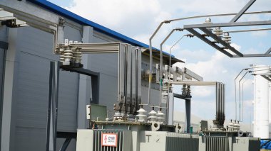 Busbar Yüksek Voltaj. Yüksek voltaj anahtarı, hücrenin yüksek voltaj elementi, bir elektrik izolatörü. Düşük voltajlı büstiyer. n