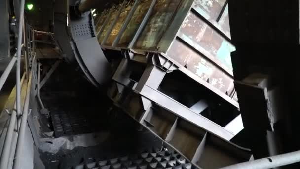 Wywrotka Wóz Wywrotka Wiruje Wagonem Węgla Środku Wylewa Skamieniałości Budynku — Wideo stockowe