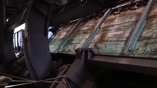 Vagon Bahşişçisi Vagon Bahşişçisi Içinde Bir Vagon Kömürle Dönüyor Fabrika — Stok video